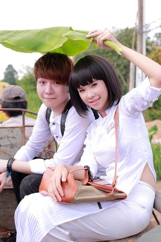 Trong MV Gửi cho anh, Khởi My – Kelvin Khánh vào vai cô cậu học trò trong sáng, tinh nghịch. Nữ ca sĩ trở về với hình ảnh ngây ngô thời đi học khi để kiểu tóc ngắn và diện áo dài trắng .Ảnh: Zing