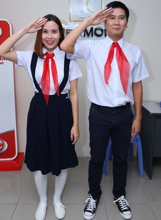Không kém cạnh Lam Trường, Cẩm Ly, hai vợ chồng Lưu Hương Giang - Hồ Hoài Anh tạo dáng nhắng nhít, vui nhộn khi diện trang phục học sinh. Để sát với hình tượng nữ sinh duyên dáng, giọng ca sinh năm 1983 còn đi giày bata và để kiểu tóc đơn giản nhất.
