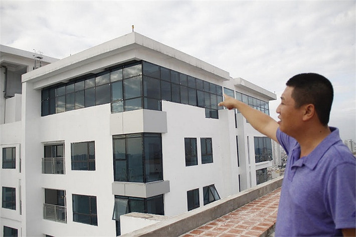 Ngoài ra, cư dân Golden Land cũng chủ đầu tư tự ý cơi nơi thêm để làm căn hộ riêng, khoảng vườn riêng cho gia đình mình tại tầng mái tòa A vốn là diện tích chung.