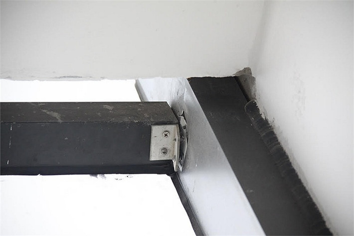 Vít bắt giữ tấm kính nặng trên tòa nhà bị bung do thi công ẩu