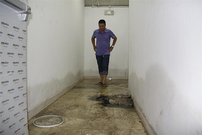 Nhiều hạng mục đảm bảo chất lượng sinh hoạt trong tòa nhà như: hệ thống thông gió hành lang, thoát khí ra khỏi tòa nhà trên tầng mái, hút mùi phòng rác, quạt gió cabin tháng máy...cũng bị chủ đầu tư tự ý cắt bớt.