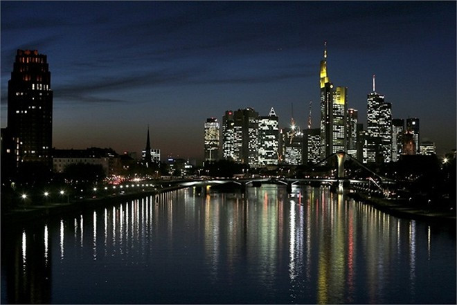 Frankfurt, Đức – Sân bay luôn là nơi tạo ấn tượng đầu tiên khi khách du lịch đặt chân đến một điểm đến, và bước xuống máy bay ở Frankfurt bạn sẽ đối mặt ngay với thái độ tiêu cực, thờ ơ của đội ngũ nhân viên ở đây. Điều này đã tạo tiếng xấu cho thành phố lớn thứ 5 nước Đức.