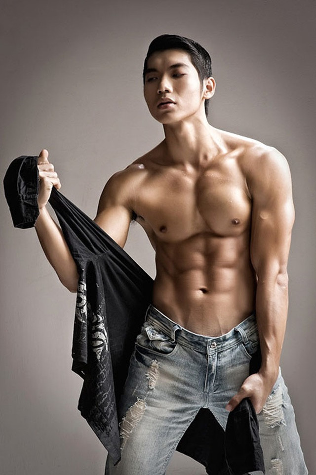 Sở hữu chiều cao lí tưởng, đồng thời Trương Nam Thành sở hữu cơ bụng đáng mơ ước của cánh mày râu.