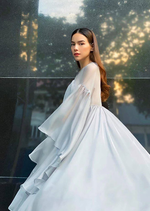 Nữ ca sĩ không còn diện đồ ôm sát, hở lưng, eo để khoe tối đa vẻ gợi cảm.
