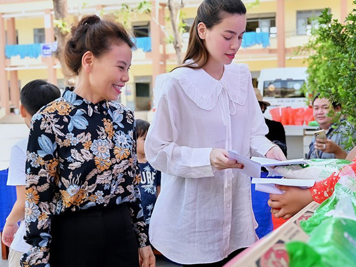 Trong chuyến từ thiện gần đây, nữ hoàng giải trí bất ngờ diện trang phục rộng thùng thình.