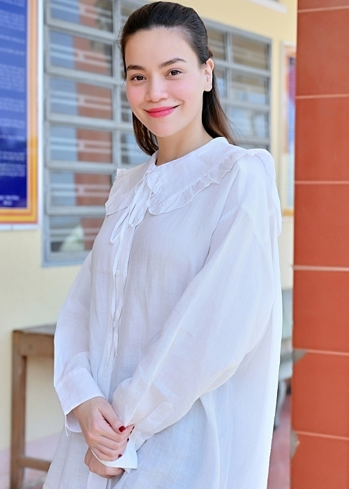 Trước đó, khi đi từ thiện, Hà Hồ luôn ăn mặc gọn gàng.