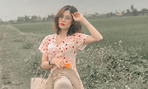 Cô Thảo Hương (SN 1996) hiện đang là giáo viên dạy môn Sinh học tại trường THPT Phạm Phú Thứ, TP. Hồ Chí Minh. Không chỉ được nhiều học sinh yêu mến vì giảng bài nhiệt huyết, truyền đạt kiến thức hấp dẫn mà cô giáo xinh đẹp Thảo Hương còn được cư dân mạng biết đến với những clip trên tiktok đạt hàng triệu view.