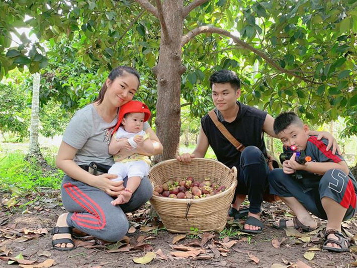 Hạnh phúc của Lê Phương càng viên mãn khi cô và chồng trẻ có một cô con gái chung.