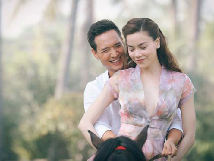 Sau cuộc hôn nhân đổ vỡ với Cường Đô la và mối tình ồn ào với một đại gia, Hồ Ngọc Hà bén duyên với Kim Lý. Năm 2017, Kim Lý đóng MV của Hà Hồ rồi cả hai nảy sinh tình cảm.