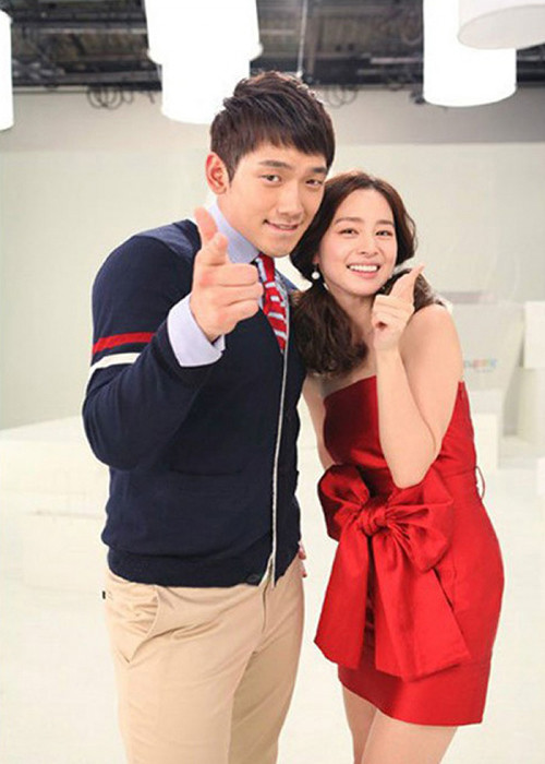 Bi Rain và Kim Tae Hee nên duyên sau khi đóng chung quảng cáo. Cuộc tình này ban đầu gặp sóng gió khi nam ca sĩ vi phạm nhiều nội quy quân ngũ để có thời gian ở cạnh bạn gái.