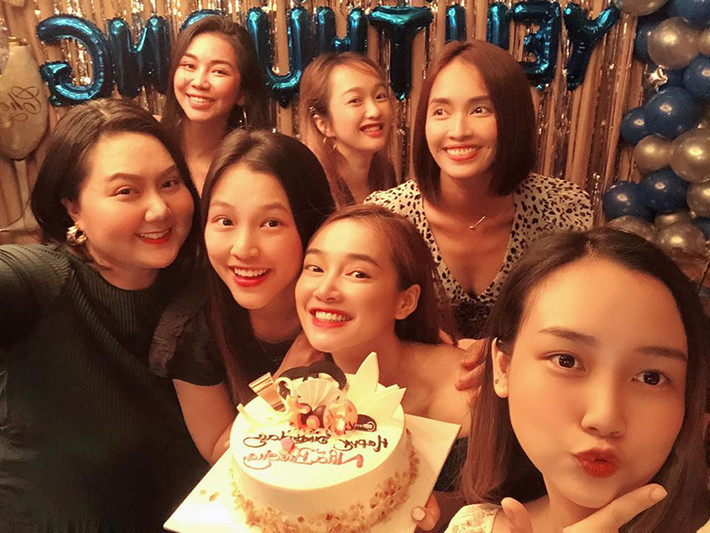 Nhã Phương hạnh phúc bên hội bạn thân trong ngày sinh nhật.