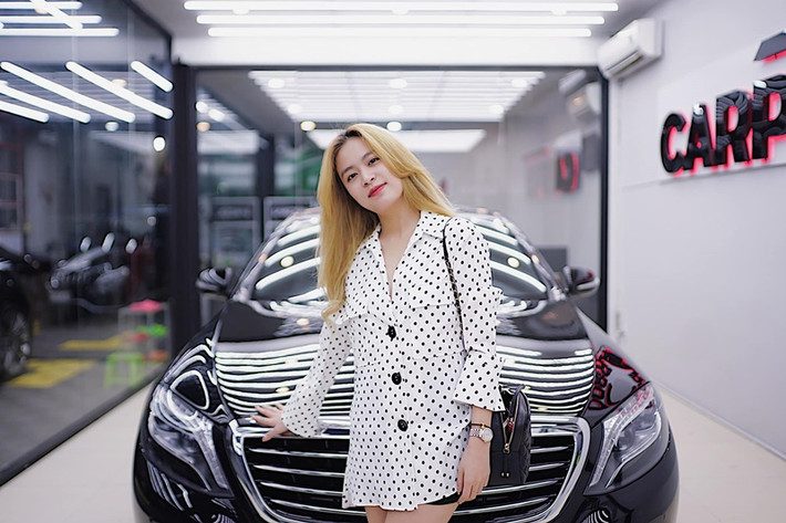 Nữ ca sĩ khoe tậu xe hơi tiền tỷ.