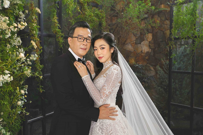 Chuyện tình cảm của Hà Thanh Xuân và Thắng Ngô vốn đầy sóng gió khi sau đám cưới, việc doanh nhân Thắng Ngô từng qua một lần đò trở thành đề tài bàn tán của dư luận. Trên truyền thông, doanh nhân Thắng Ngô liên tục bênh vực vợ mới cưới. "Vua cá Koi" khẳng định anh ly hôn rồi mới yêu Hà Thanh Xuân. Ảnh: Vietnamnet.