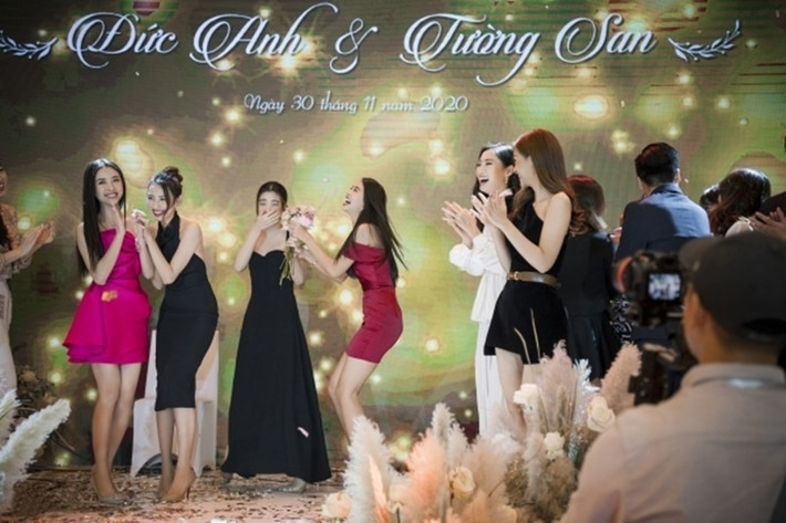 Bắt được hoa cưới, Tiểu Vy trao lại cho Hoa hậu Đỗ Mỹ Linh. Ảnh: FBNV.