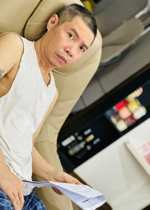 Cách đây không lâu, trên trang cá nhân, vợ trẻ của NSND Công Lý khoe ảnh mới nhất của chồng đồng thời tiết lộ, nam nghệ sĩ nhận được kịch bản mới. Ảnh: FBNV