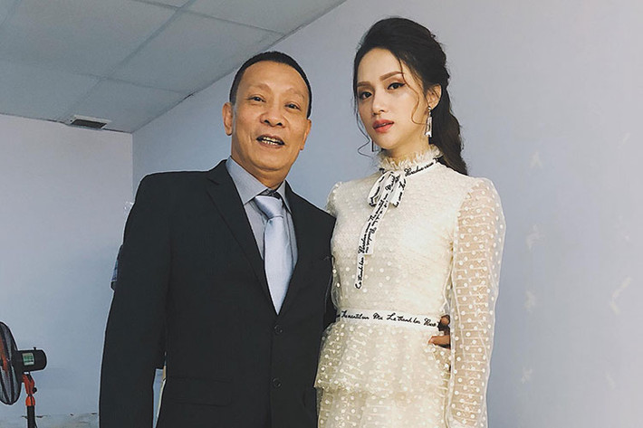  Hot Face sao Việt 24h: Hương Giang Idol hội ngộ MC Lại Văn Sâm. “Đi tìm quý ông hoàn hảo gặp lại thần tượng. Chú vẫn phong độ như ngày nào”, cô chia sẻ.