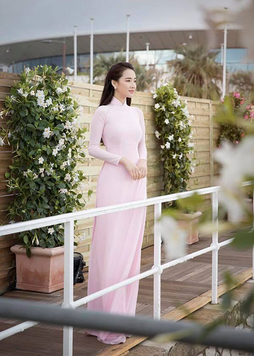 Đáng chú ý, khi đạo diễn Bùi Tiến Huy chúc mừng sinh nhật Nhã Phương kèm lời nhắn nhủ mong cô mạnh mẽ, biết lắng nghe lý trí thay vì con tim, Nhã Phương đáp lại: "Vâng, lý trí của em lên ngôi rồi". Ảnh: FBNV