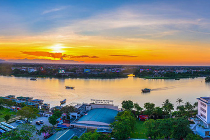 Nói đến cố đô Huế là nhớ đến sông Hương, núi Ngự. Nơi này rất đẹp trong buổi hoàng hôn.