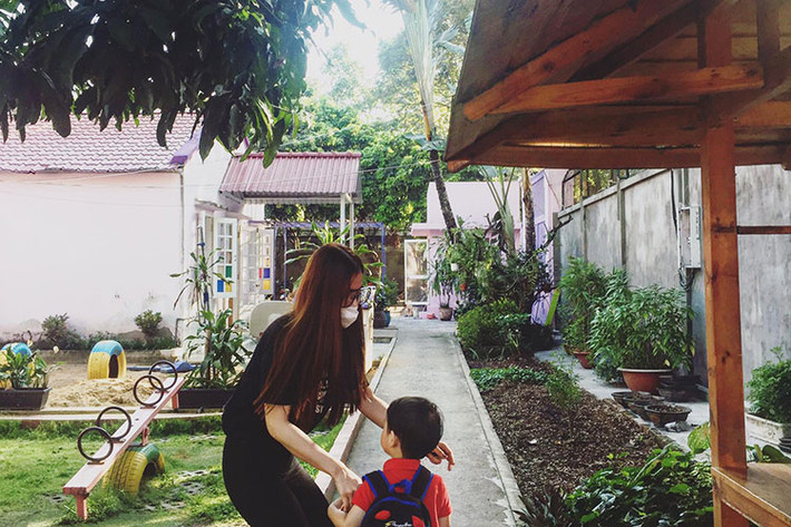 Thu Thủy nhắn nhủ con trai: “Mỗi sáng thức dậy sớm đưa con đi học, được bàn tay bé xíu nhưng rất ấm áp của con trai nắm tay và ôm mẹ, được nhìn thấy con trưởng thành mỗi ngày là niềm hạnh phúc lớn nhất của mẹ. Con trai Henry biết không, con trai phải thật ngoan, thật trưởng thành nha con”.
