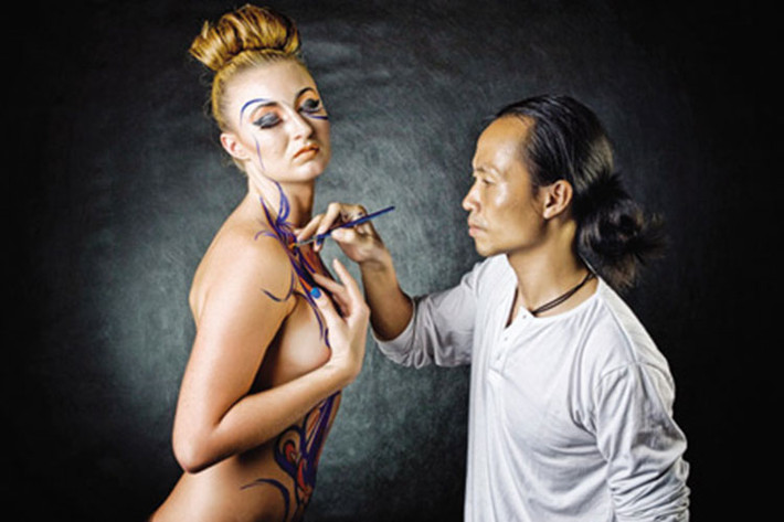 Ngô Lực vẽ body painting trên người mẫu ở Việt Nam lẫn người nước ngoài. Ảnh: Giadinhvaxahoi