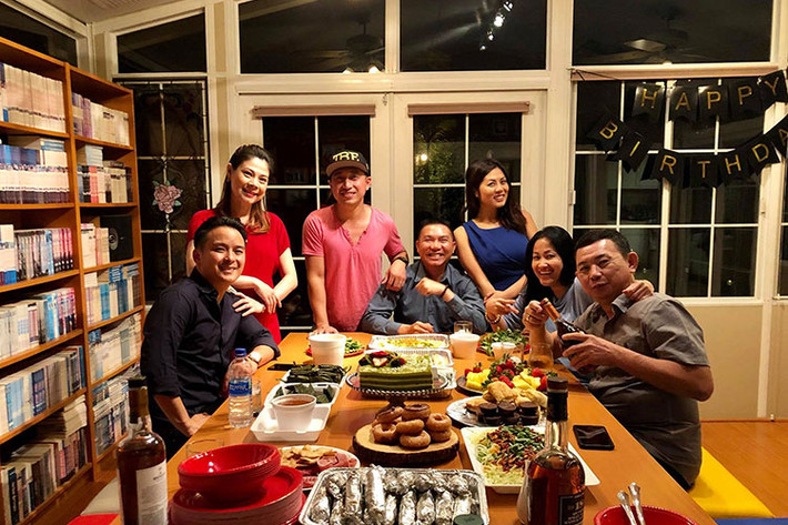 Hình ảnh Thanh Thảo vui vẻ bên bạn bè. Hiện, nữ ca sĩ và ông xã đều háo hức chờ đợi con gái đầu lòng chào đời.