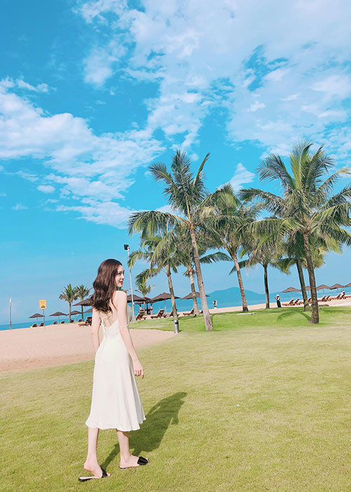 Ninh Dương Lan Ngọc khoe lưng trần gợi cảm.