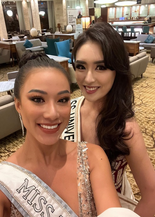 Kim Duyên gợi cảm bên đại diện Hàn Quốc.