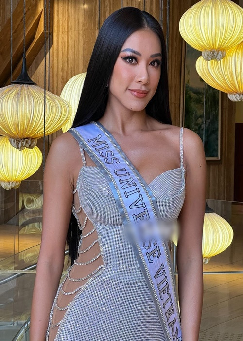 Đại diện Việt Nam Kim Duyên để tóc xõa thẳng, rẽ ngôi giữa đơn giản.