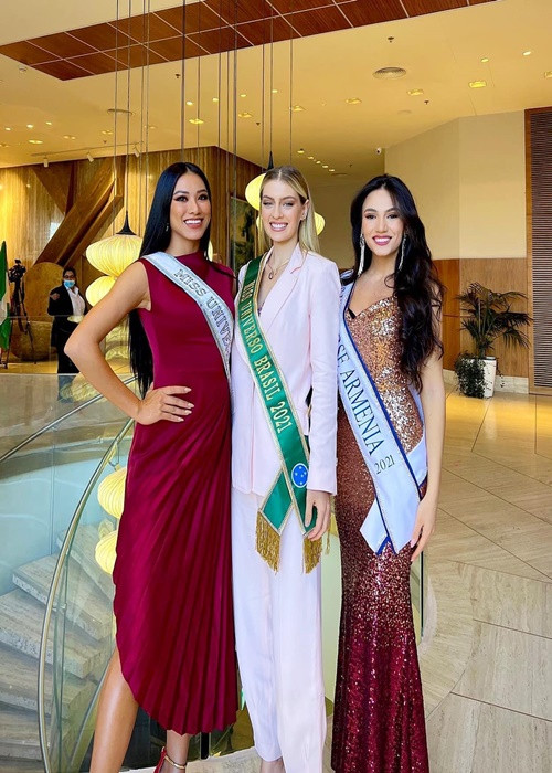 Kim Duyên diện váy đỏ đọ sắc cùng đại diện Brazil và Armenia.