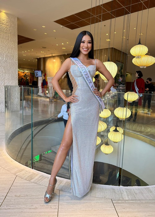 Trong những ngày đầu nhập cuộc tại Miss Universe 2021 - Hoa hậu Hoàn vũ Thế giới 2021, Á hậu Kim Duyên chủ yếu lựa chọn trang phục gợi cảm.