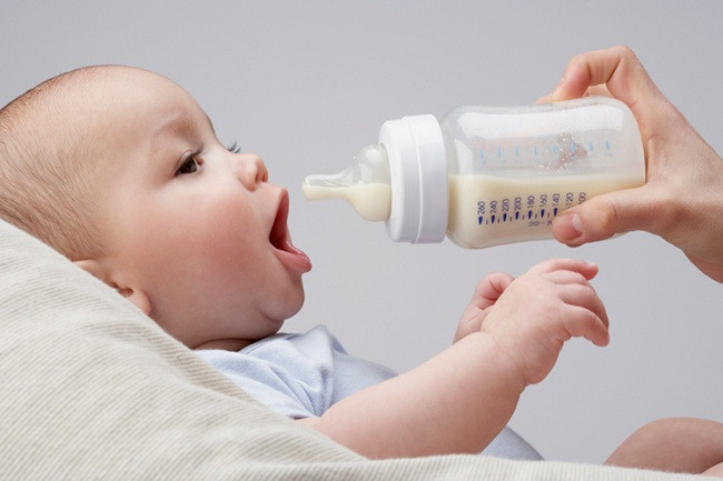 Nấu cải bó xôi cùng với hải sản. Đậu, khoai lang và cải bó xôi là những thực phẩm có chứa rất nhiều axit Phytic. Axit này sẽ liên kết với canxi trong cơ thể tạo thành muối. Kết quả là canxi chẳng được hấp thụ vào cơ thể bé mà thậm chí vì lý do sức khỏe, cơ thể trẻ sẽ còn 'trục xuất' các hợp chất muối mới này dưới hình thức chất thải.