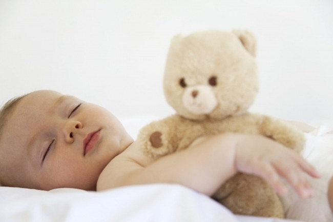 Cho con ăn quá no trước khi đi ngủ. Cho con ăn quá no trước khi đi ngủ cũng là một nguyên nhân khiến trẻ bị lùn. Nhiều bà mẹ nghĩ rằng, việc cho con ăn no trước khi ngủ sẽ giúp trẻ tăng trưởng tốt, nhất là về chiều cao. Tuy nhiên, các chuyên gia y tế cảnh báo, đây là cách nghĩ hoàn toàn sai lầm.