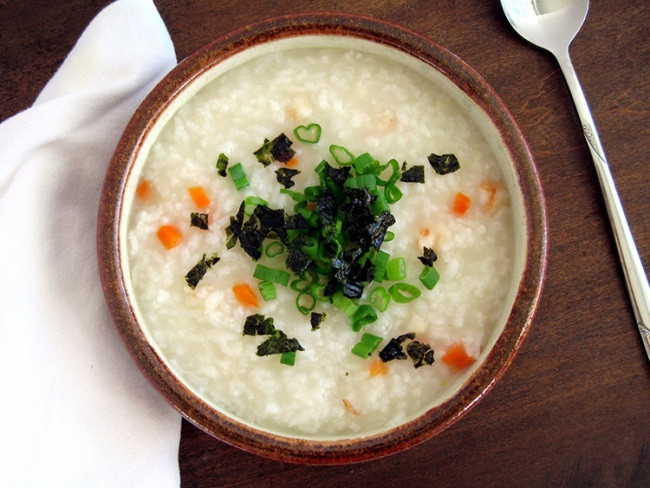 Chỉ ninh xương nấu cháo cho trẻ. Canxi trong canh xương tuyệt đối không dễ bị hòa tan. Sau khi ninh một nồi xương trong nồi áp suất khoảng 2 giờ đồng hồ, chất béo trong tủy xương lần lượt nổi lên, nhưng canxi trong nước xương vẫn rất ít. Vì vậy quan điểm cứ ăn nhiều canh xương thì sẽ có đủ canxi để tăng chiều cao cho trẻ là không đúng.