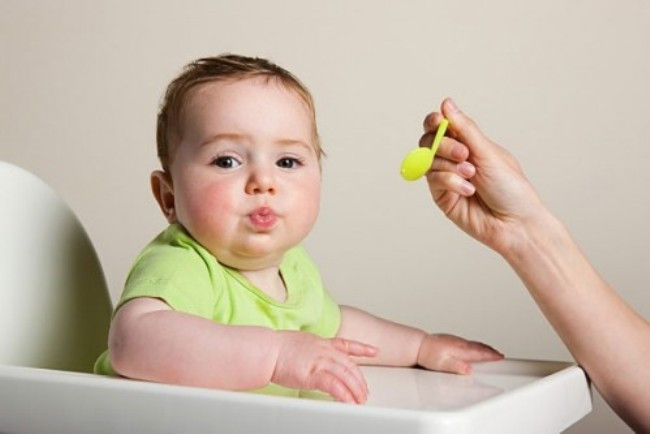 Lùn vì tiêu chảy, giun sán, rối loạn tiêu hóa. Những bệnh như tiêu chảy, giun sán, rối loạn tiêu hóa ở trẻ nếu không được kịp thời chữa trị cũng là nguyên nhân khiến trẻ bị lùn. Kết quả điều tra cho thấy, trong khoảng 2 năm đầu đời nếu trẻ bị 7 đợt tiêu chảy thì đến lúc 7 tuổi trẻ sẽ thấp hơn 3,6 cm so với các bạn cùng tuổi không nhiễm bệnh.