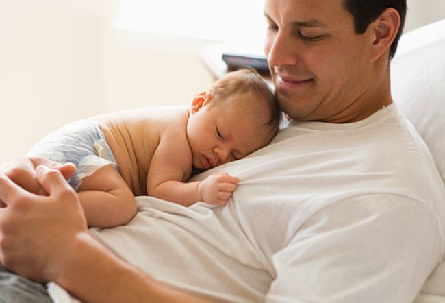 Độ tuổi sinh con của bố. Như chị em đã biết, phần lớn chiều cao của trẻ có được là do di truyền. Tuy nhiên, độ tuổi thụ thai của người bố cũng ảnh hưởng đến chiều cao của con. Trẻ em có bố từ 31 tuổi trở lên tại thời điểm thụ thai có chiều cao trung bình cao hơn 2 cm so với những bé có bố trẻ tuổi.
