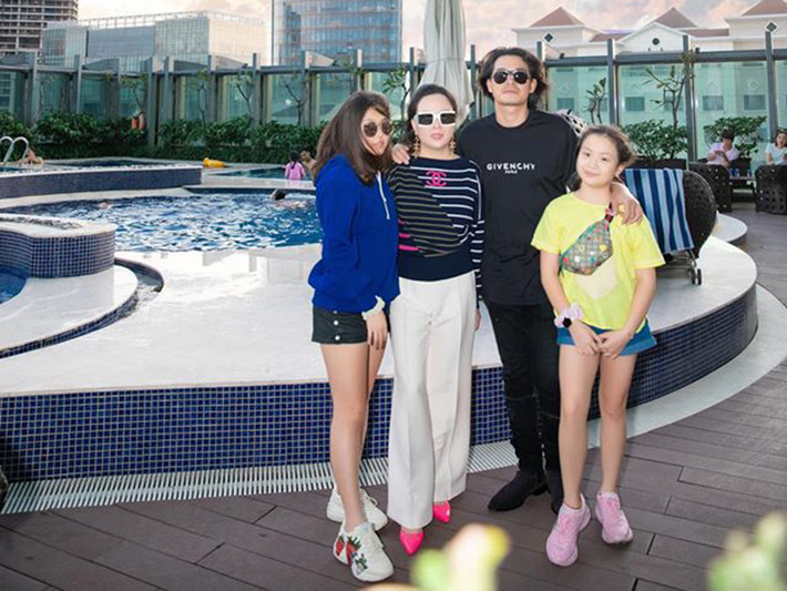 Theo Ngôi sao, hai cô con gái của Phượng Chanel gọi Quách Ngọc Ngoan là "bố hai".