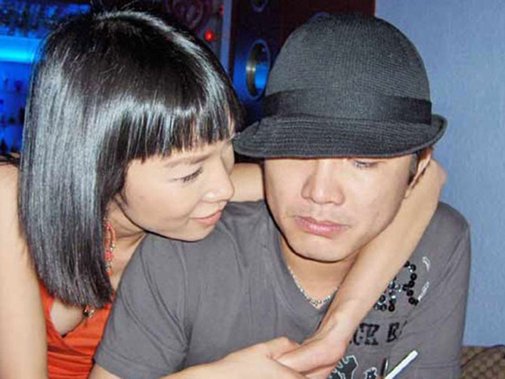 Sau chia sẻ của Xuân Lan, danh tính nam ca sĩ đồng tính mà siêu mẫu nhắc đến khiến nhiều người tò mò. Cái tên mà đa phần dân mạng nghĩ tới đầu tiên là nam ca sĩ Hoàng Thanh. Ảnh: Zing