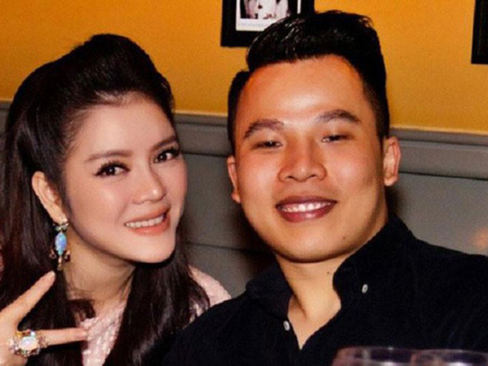 Hồi tháng 5/2019, Khắc Tiệp khẩu chiến với Lý Nhã Kỳ khi nghi cô nói bóng gió việc Ngọc Trinh ăn mặc phản cảm trên thảm đỏ Cannes 2019.