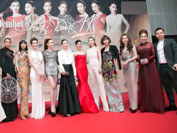 Đêm hội chân dài năm 2017 của Khắc Tiệp bị chê rời rạc, không xứng với giá vé. Theo một số clip được khán giả chia sẻ, khung cảnh tổ chức thiếu chuyên nghiệp. Ảnh: Đất Việt