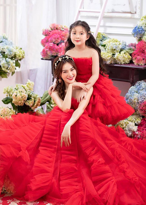 Mới đây, Ninh Dương Lan Ngọc tung bộ ảnh mới chụp cùng cô cháu gái Châu Khả My.