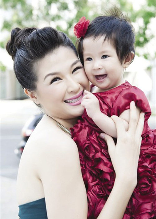 Giữa tháng 5/2012, Mạc Anh Thư hạ sinh con gái khi cô và Huy Khánh chưa làm đám cưới và mới chỉ đăng ký kết hôn. Ảnh: Mốt và cuộc sống