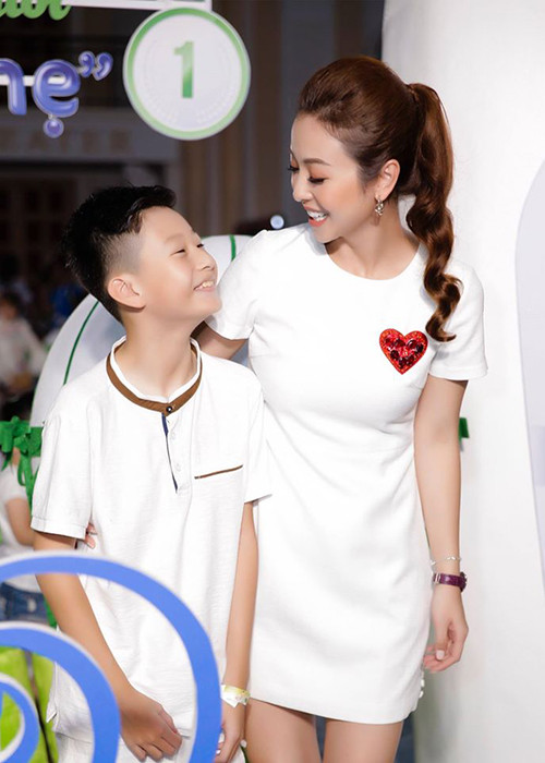 Khi Jennifer Phạm tái hôn, bé Bảo Nam tiếp tục sống ở Mỹ cùng bà ngoại vì đã quen với môi trường ở xứ cờ hoa cũng như bà ngoại rất nhớ cháu.