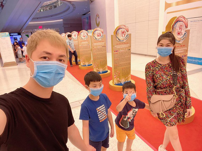 Tương tự, các con của Đăng Khôi cũng được bố mẹ chỉ cho cách đeo khẩu trang và thường xuyên rửa tay bằng xà phòng.