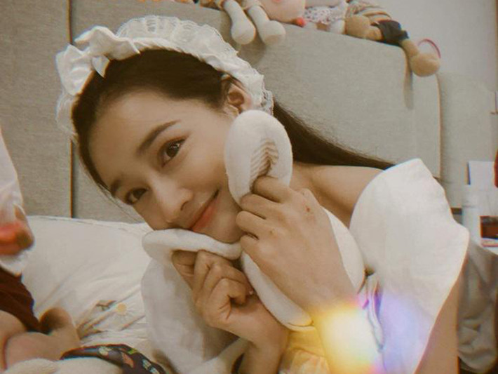 Trước diễn biến ngày càng phức tạp của bệnh viêm phổi cấp do virus Corona, Nhã Phương tìm mua khẩu trang cho con gái.