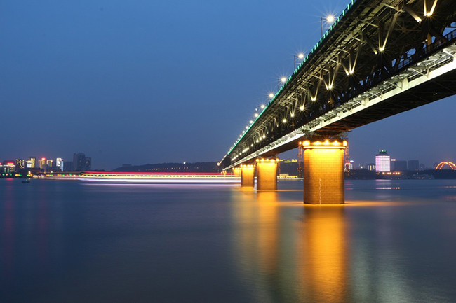 Cuộc sống về đêm: Khi màn đêm buông xuống Vũ Hán không có nghĩa là du khách không còn gì để chơi nữa. Cho dù bạn chọn nhâm nhi cocktail trên tầng thượng khách sạn, hoặc ngồi bên lề đường với một chai bia, tất cả đều mang lại trải nghiệm rất thú vị. Các quán rượu đá Grungy, quán bia Bỉ hoặc tiệm karaoke đều luôn đông nghịt khách cả đêm lẫn ngày.
