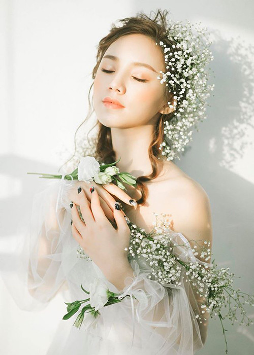 Nữ diễn viên sinh năm 1995 sở hữu gương mặt xinh đẹp cùng vóc dáng cân đối.