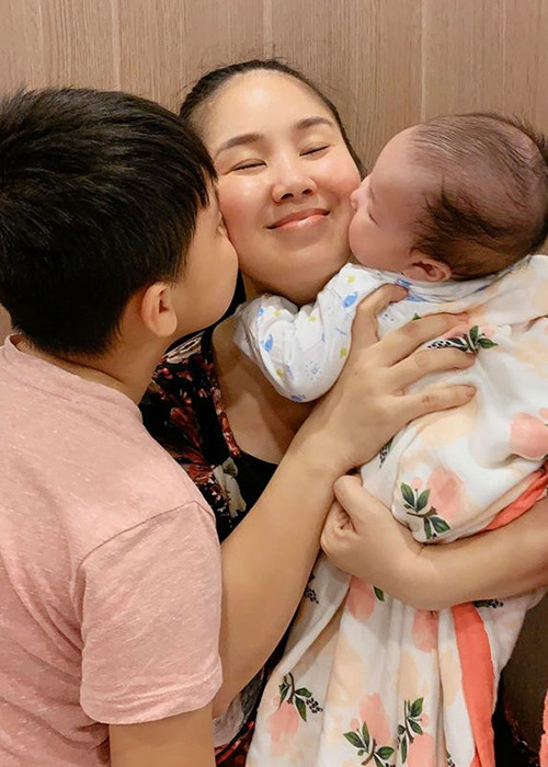 “Được cái là từ chồng tới mẹ chồng, mẹ mình, mọi người trong nhà ai cũng nói mình không phải lo gì hết, ăn thoải mái đi, ăn để có sữa cho con. Mọi người ép ăn, không cho mình giảm cân, không cho mình chút động lực nào để giảm cân hết. Lúc nào cũng nói mập dễ thương, mập đẹp, mập sang, mập và mập”, Lê Phương chia sẻ.