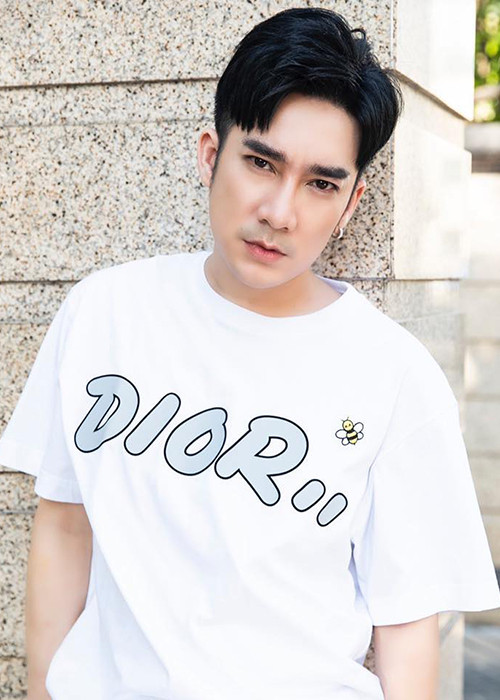 Quang Hà hiện bước sang tuổi 39 nhưng vẫn độc thân. Trong năm qua, anh vướng tin đồn về giới tính.