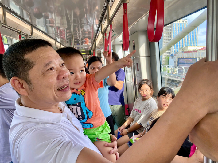 Ngày cuối tuần nhiều phụ huynh cho cả gia đình đi trải nghiệm tuyến tàu điện Nhổn.