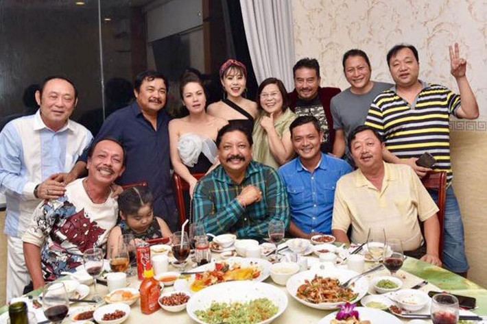 Thanh Hoàng vui vẻ mừng sinh nhật của Nhật Kim Anh.